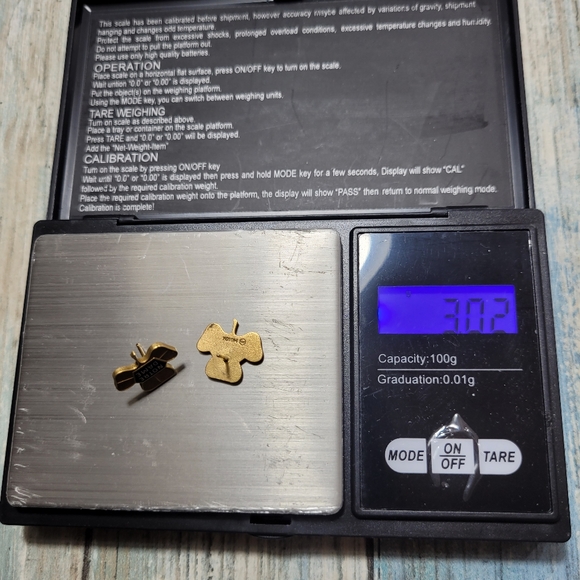 Notre Dame Clover University 10k Earrings - Picture 5 of 6